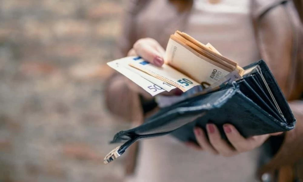 Επίδομα 300 ευρώ: Ποιοι το δικαιούνται, πότε θα το λάβουν